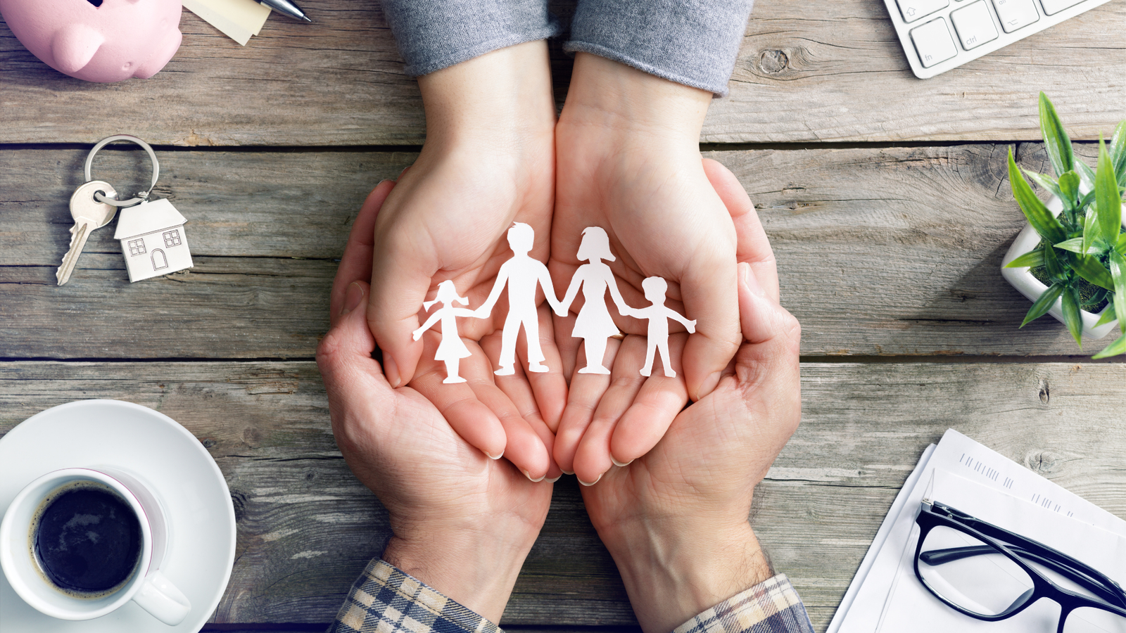 Manos de familia en señal de apoyo y donación